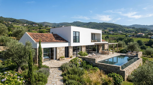 Arquitectura residencial contemporânea de qualidade com volumes brancos e pedra natural no Minho
